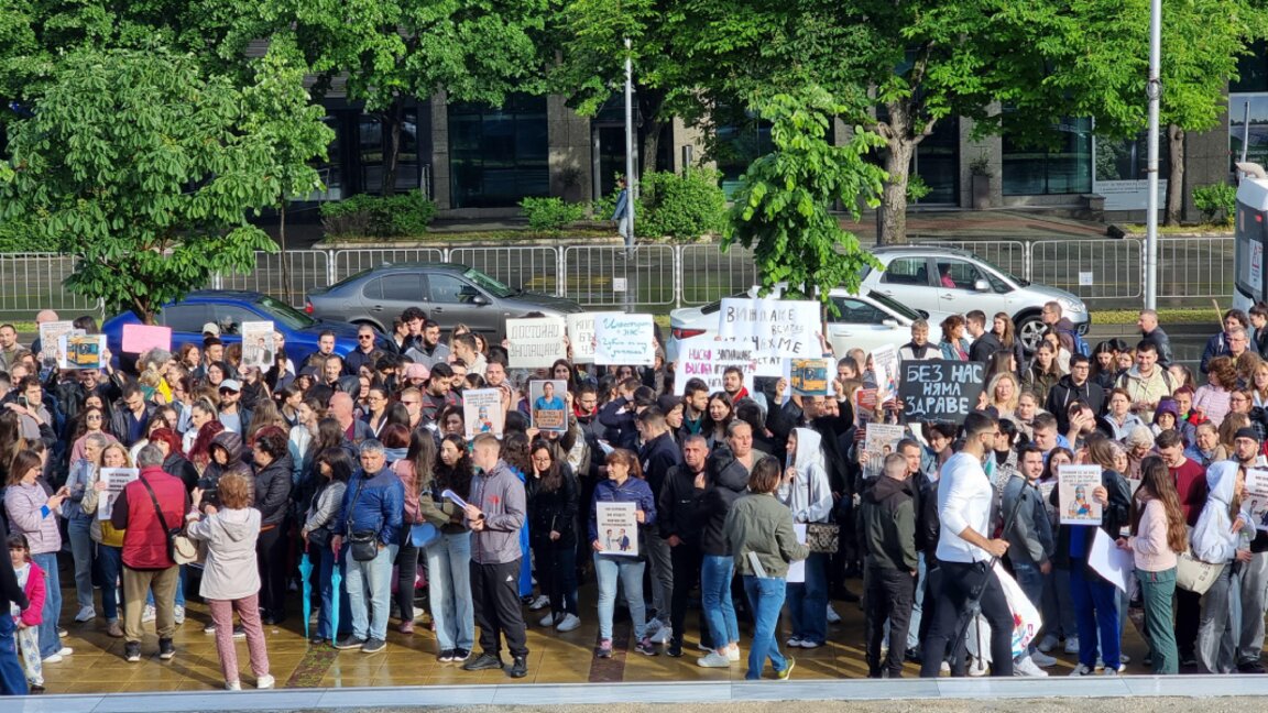 Young healthcare professionals and medical students organize protests in 6 towns demanding decent pay