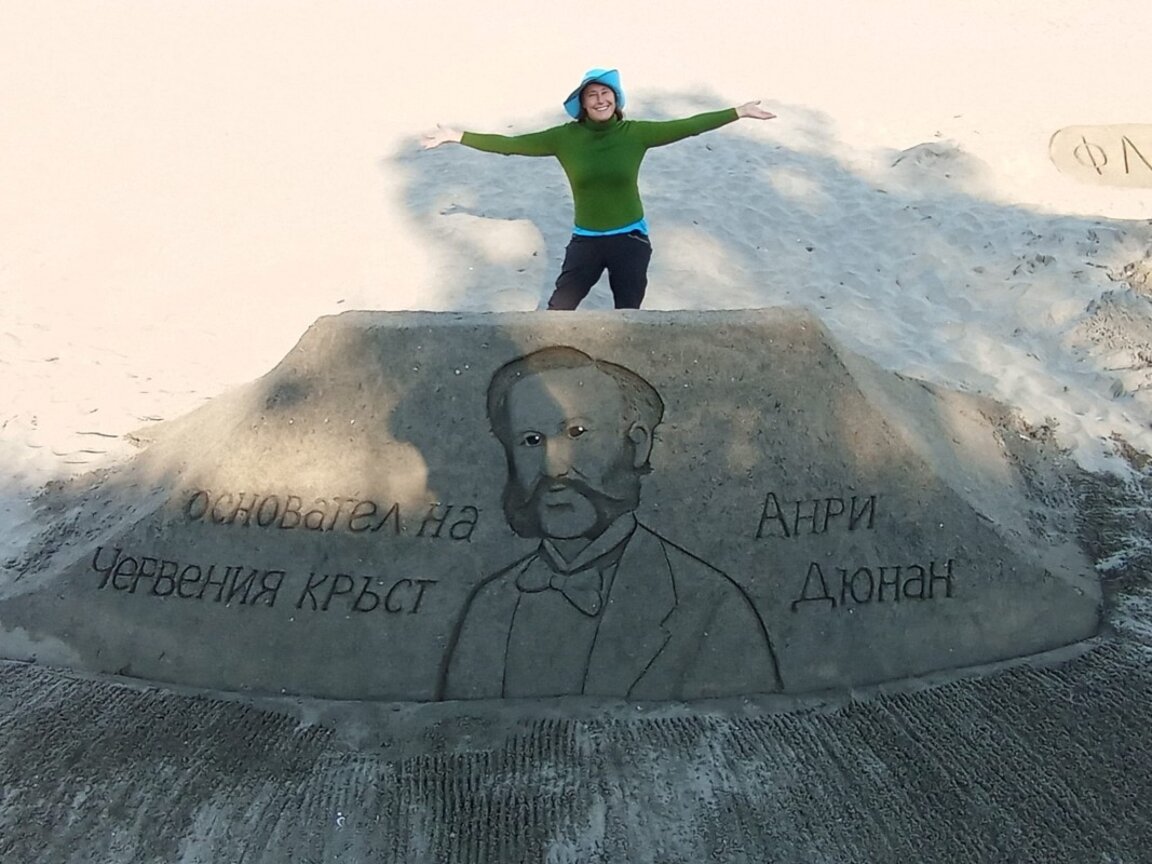 В Бургас изваяха от пясък образа на Анри Дюнан - бащата на Червения кръст
