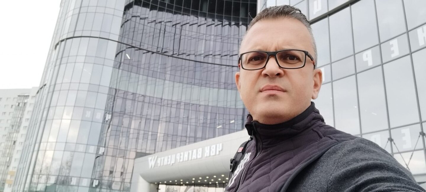 Мартин Георгиев пред централата на "Вагнер" в Петербург
