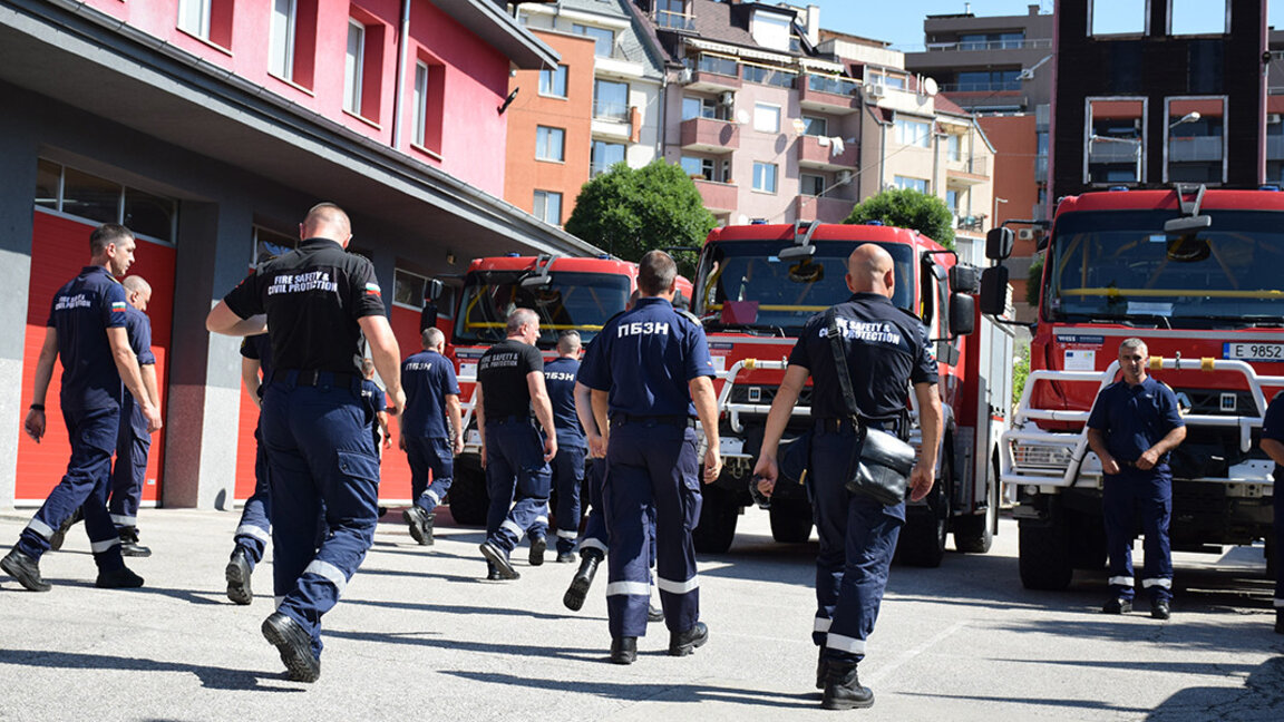 Zjarrfikësit bullgarë ndihmuan në shuarjen e një zjarri në Maqedoninë e Veriut