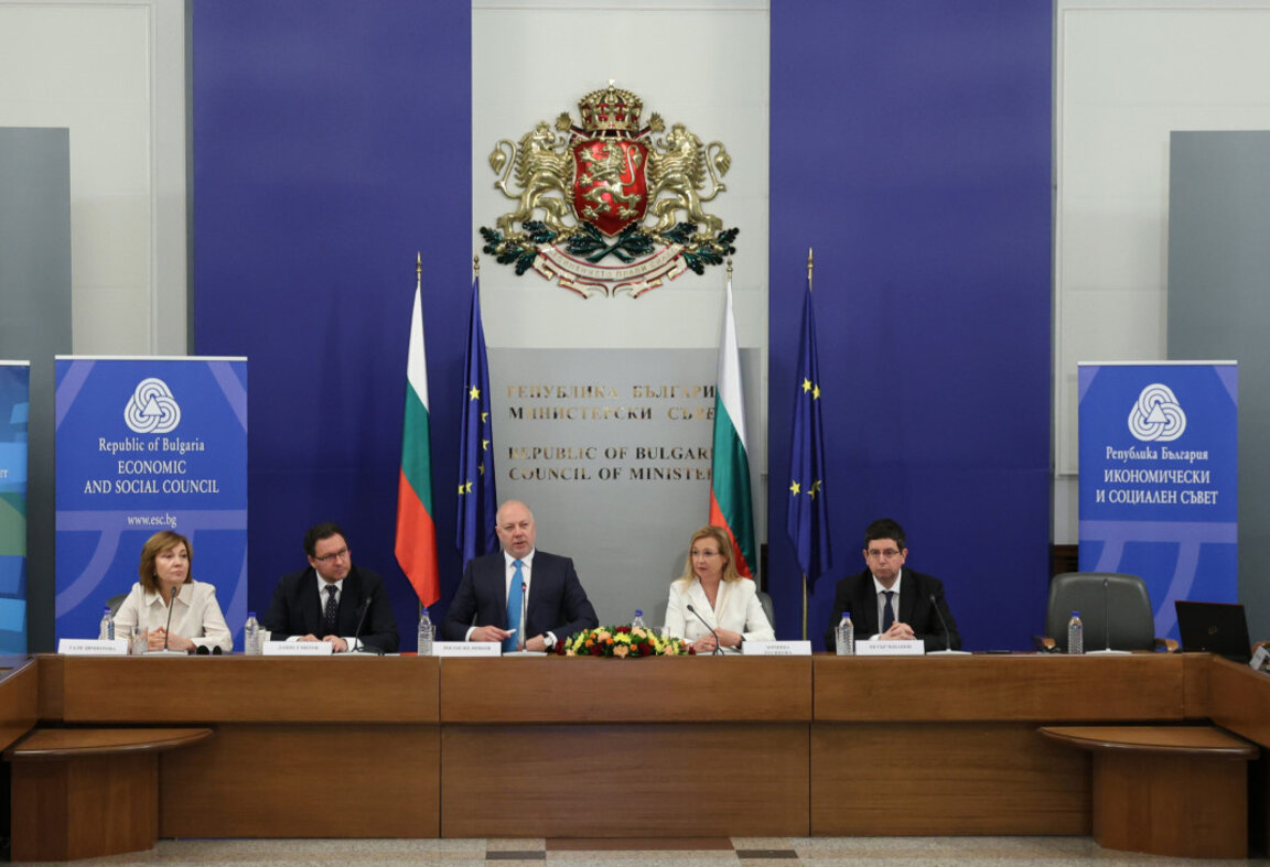 От ляво надясно: заместник-министърът на финансите Галя Димитрова, министърът на вътрешните работи Даниел Митов, министър-председателят на България Росен Желязков, председателят на ИСС Зорница Русинова и подуправителят на БНБ Петър Чобанов.