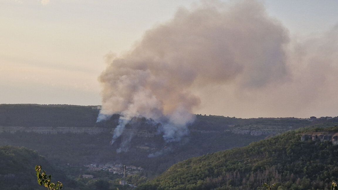 Гасят пожар в местността Балановски рид край Дупница