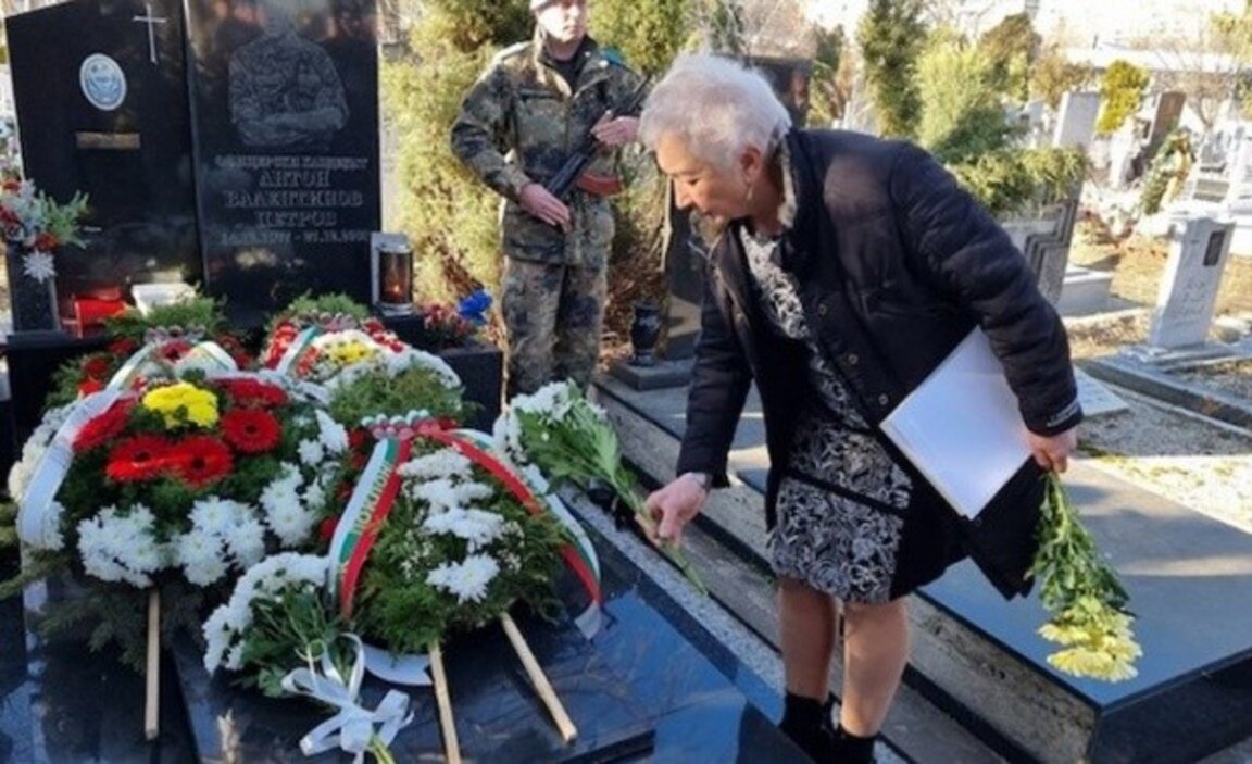 Памет за Антон Петров
