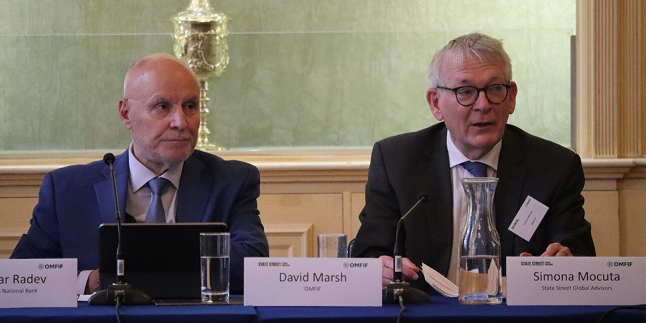 На фотографији: Димитар Радев - генерални директор БНБ (лево) и Дејвид Марш - председник OMFIF-а (десно).