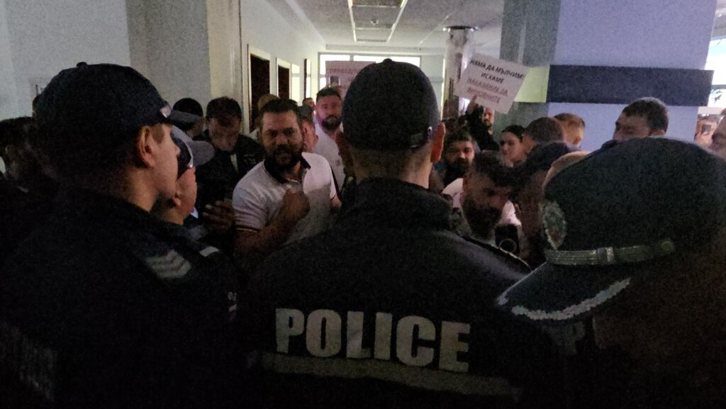 Близки на починалата родилка в Русе нахлуха в АГ-комплекса на болницата