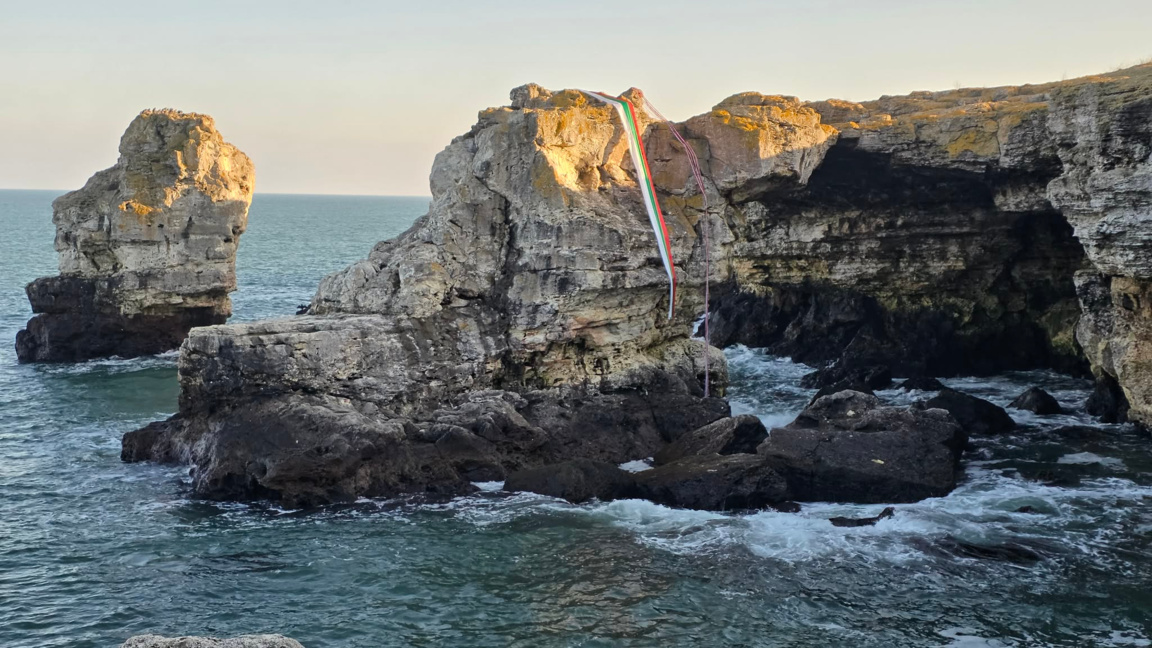 13-метрова мартеница и български флаг украсиха арката край Тюленово за Баба Марта и Трети март
