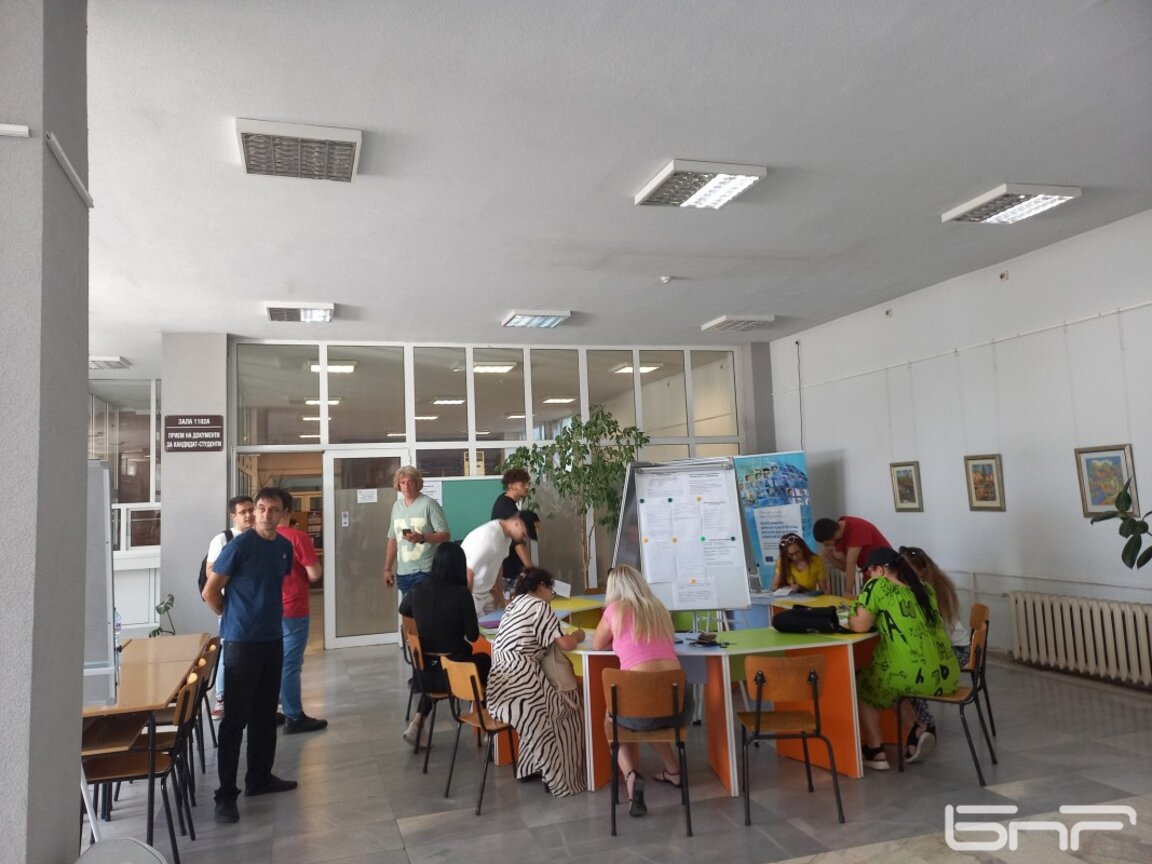 В ЮЗУ започна приемът на документите на кандидат-студентите, първите - от Варна и Монтана