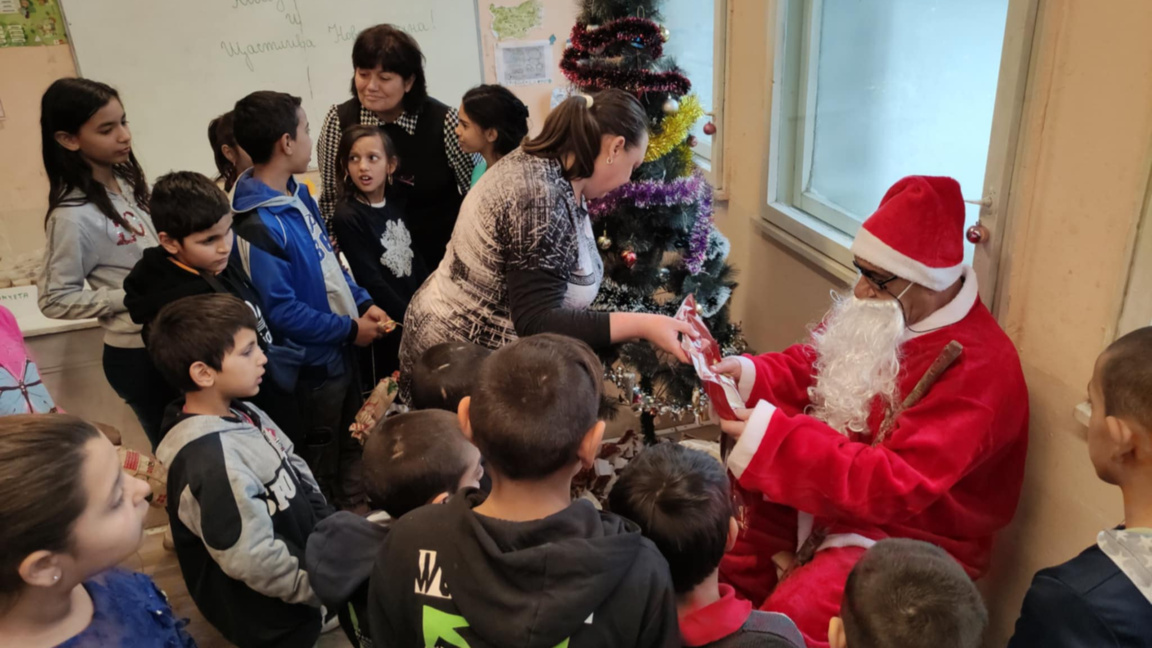 Дядо Коледа изненада децата в село Раковица
