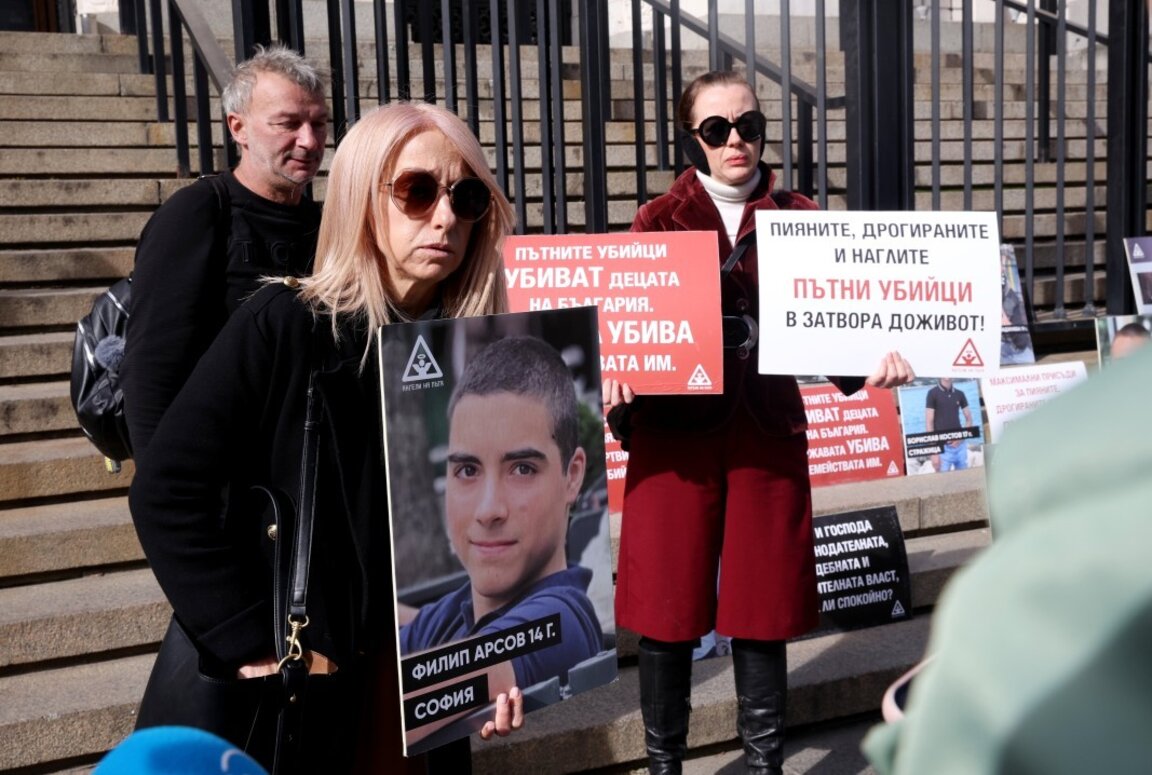 Citizens and members of Angels on the Road Association in front of the Sofia City Court Palace, 21 October 2024