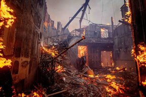 Пожарите в Лос Анджелис излизат от контрол, хиляди жители бягат, горят къщи