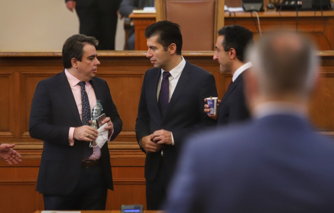 Асен Василев (вляво), Кирил Петков (в центъра) и Даниел Лорер.