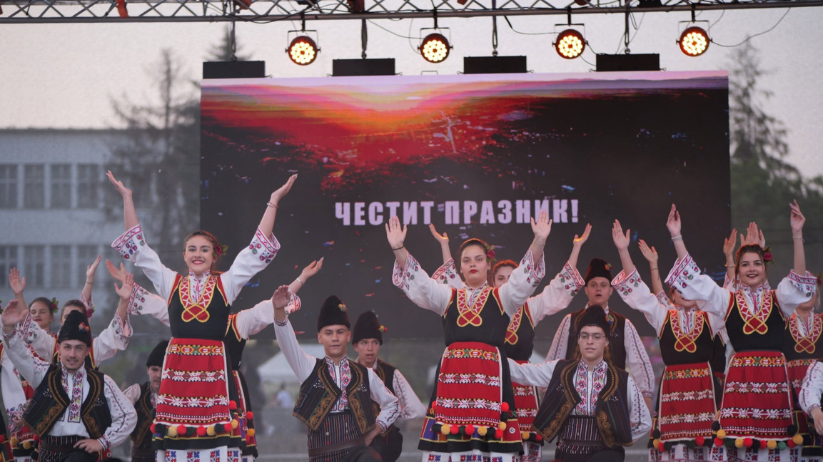 Попово празнува
