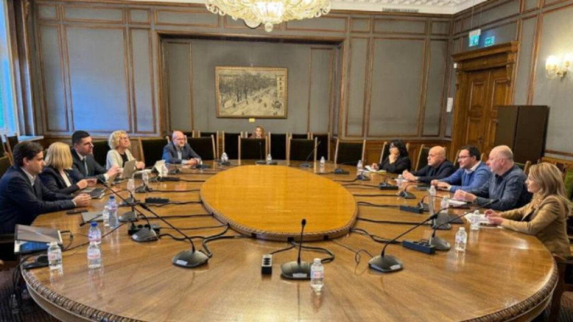 ГЕРБ-СДС и ДБ търсят формула за мнозинство