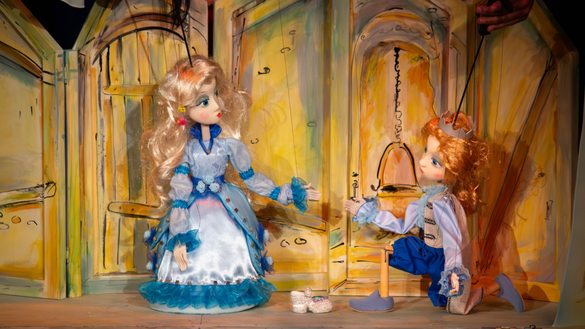  Играят "Пепеляшка" в кукления театър в Бургас