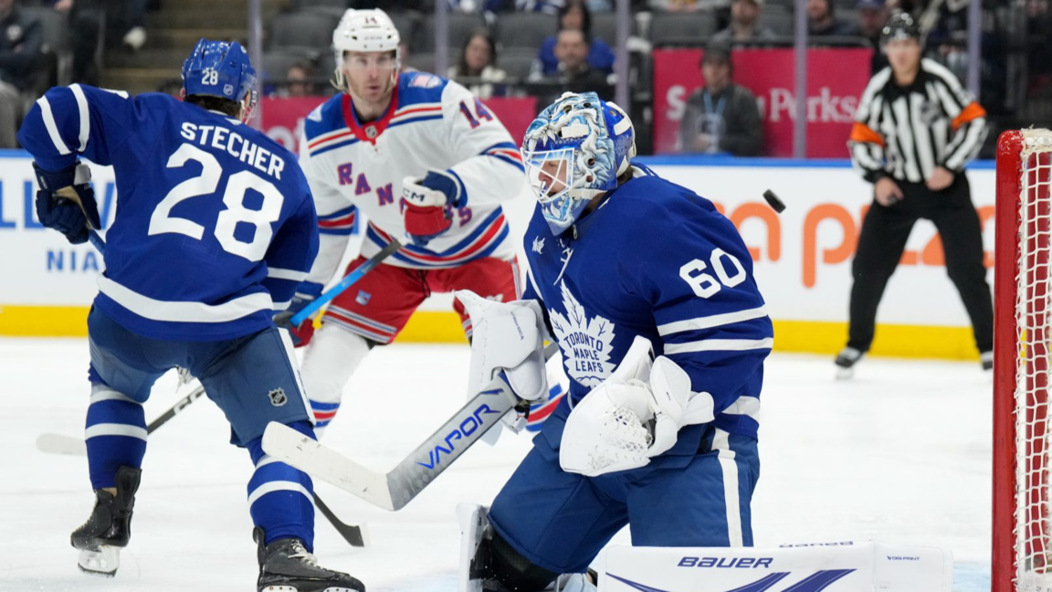 Хокеистите на Торонто (в сини екипи) трудно победиха Ню Йорк Рейнджърс.