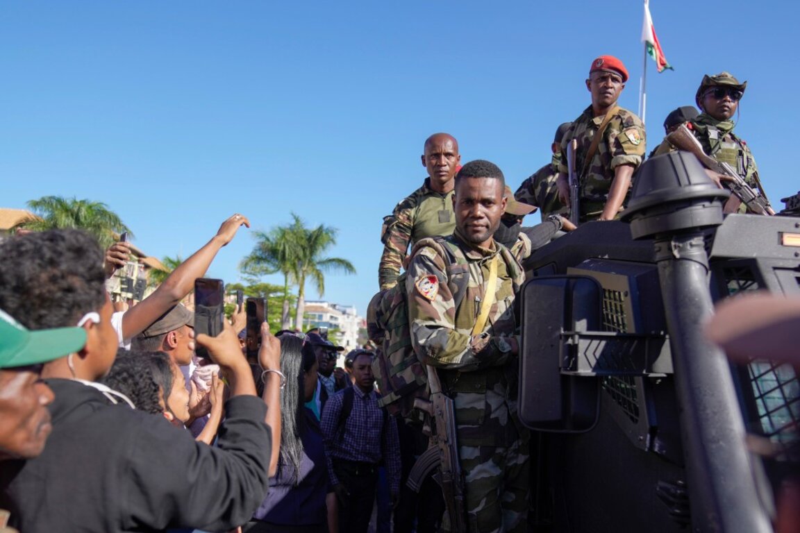 Военни, верни на полковник Рандрианирина, си проправят път към сградата на президенството в столицата на Република Мадагаскар Антананариво, за да обявят, че армията е завзела властта в страната - 14.10.2025 г.