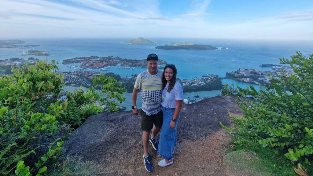 Mit seiner Frau auf der Insel Mahé auf den Seychellen