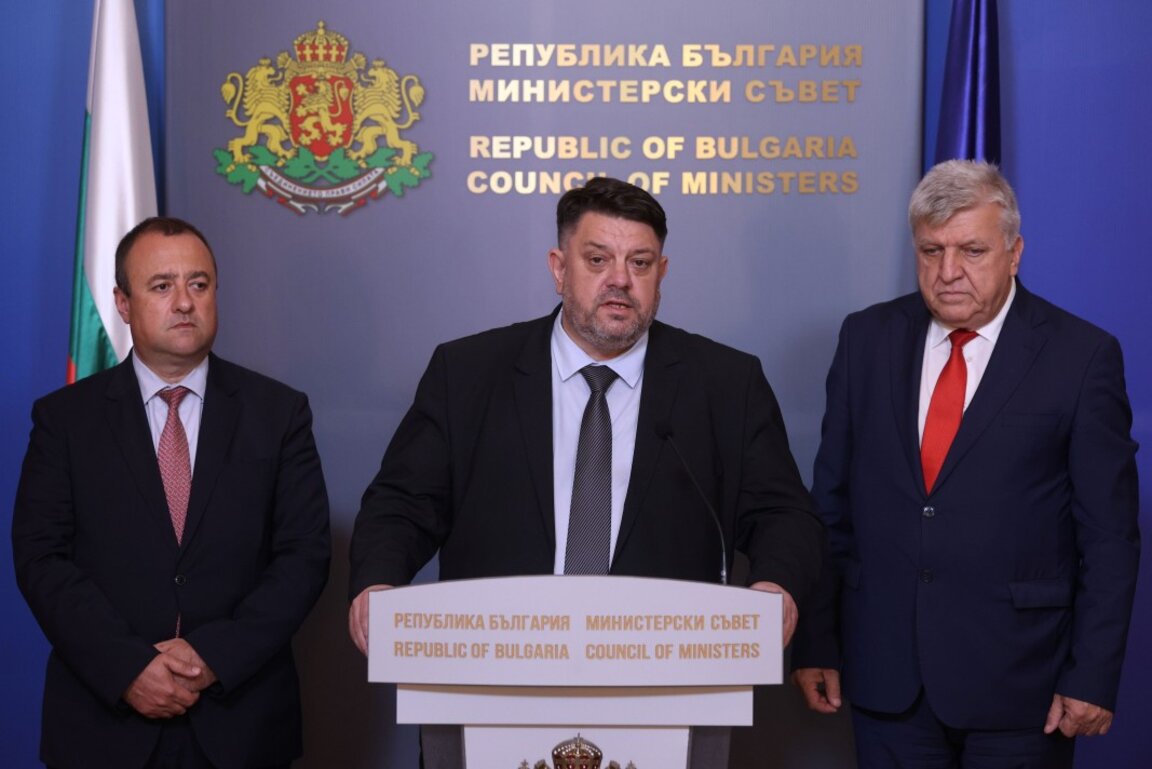 Отляво надясно - министърът на регионалното развитие и благоустройството Иван Иванов, вицепремиерът Атанас Зафиров и министърът на околната среда и водите Манол Генов