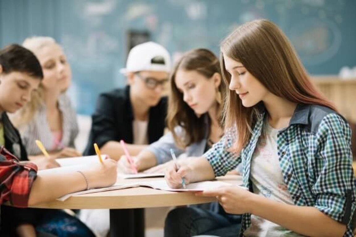 Стипендии за ученици без родители