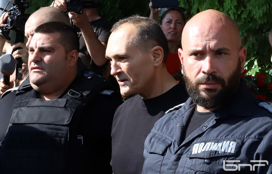 "Българско лято" на протест пред Съдебната палата, а вътре гледат делото на Божков