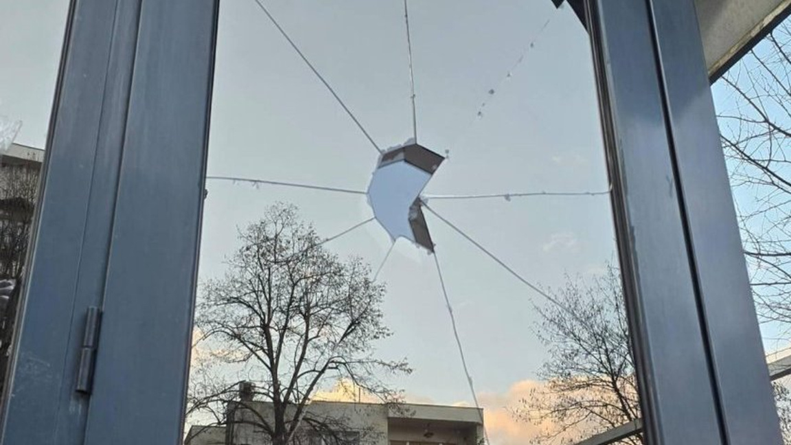 България чака наказание за посегналия над посолството