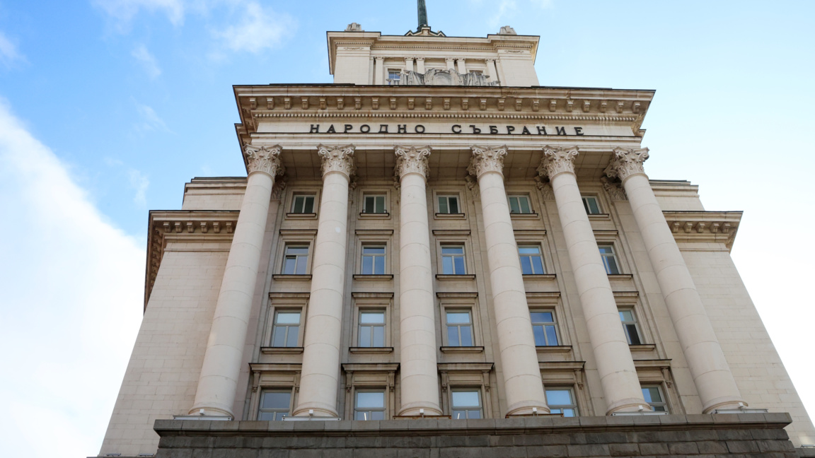 MPs unanimously approve the government’s resignation