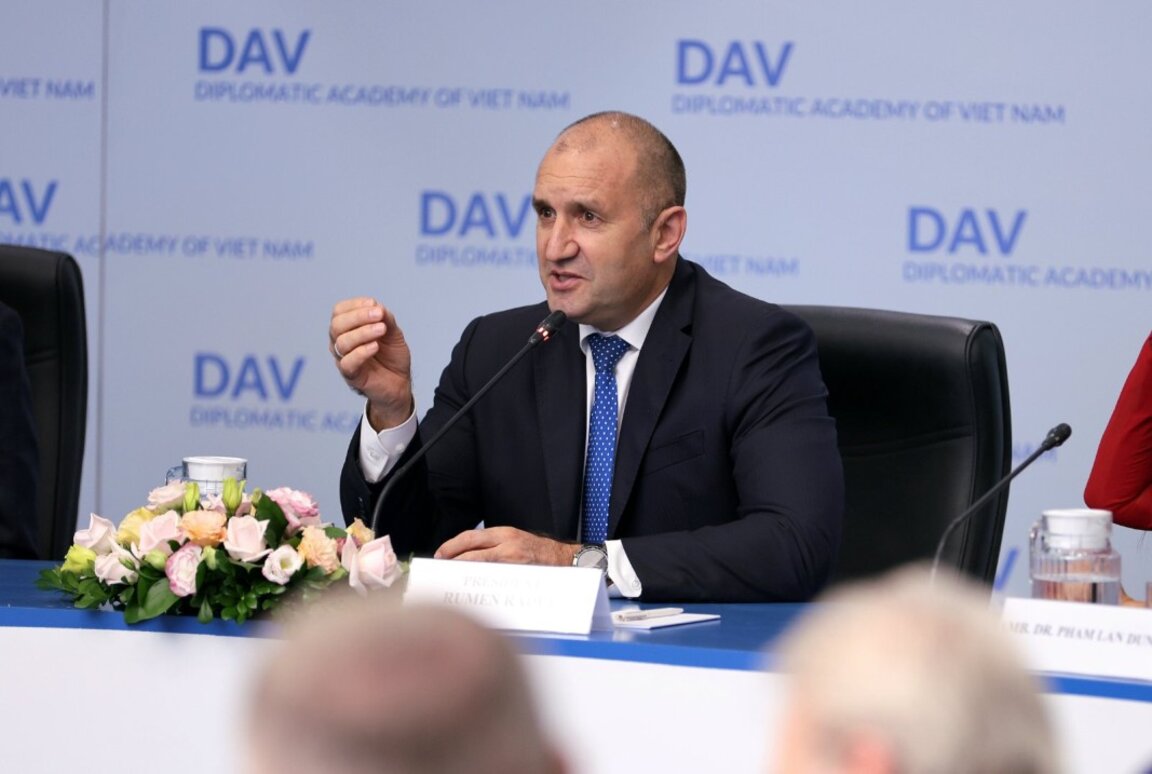 Президентът Румен Радев изнесе лекция в Дипломатическата академия при Министерството на външните работи на Виетнам