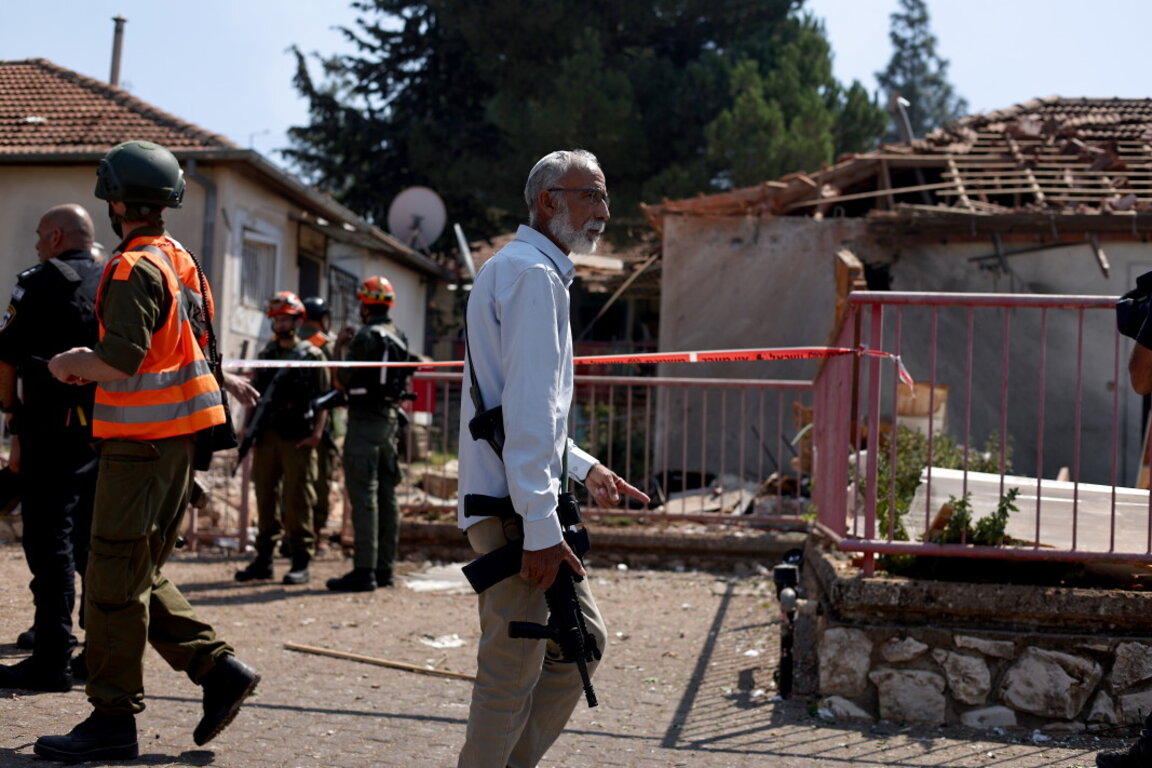 Представители на израелските сили за сигурност оглеждат щетите, причинени от ракета, изстреляна от Южен Ливан, която уцели къща в град Сафед в Галилея, Северен Израел, 25 септември 2024 г.