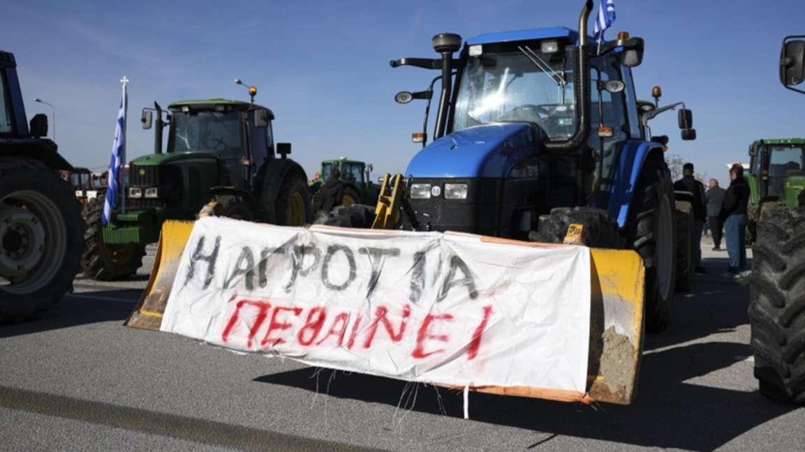 Фермерите в Гърция постепенно отварят пътища, но границите са затворени