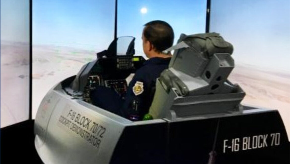 Προσομοιωτής F-16 στο αεροδρόμιο του Γκραφ Ιγκνάτιεβο