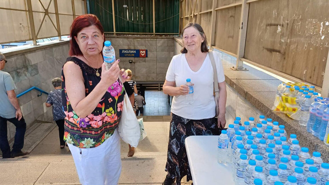 Раздават вода на 4 места в София заради горещините