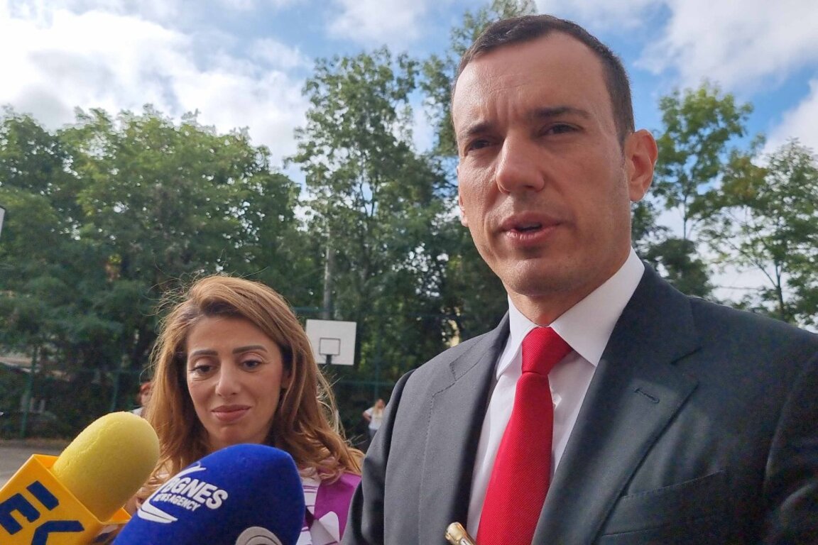 метът на София Васил Терзиев дава брифинг след откриването на новата учебна година в 95-то СУ „Проф. Иван Шишманов" в столицата.