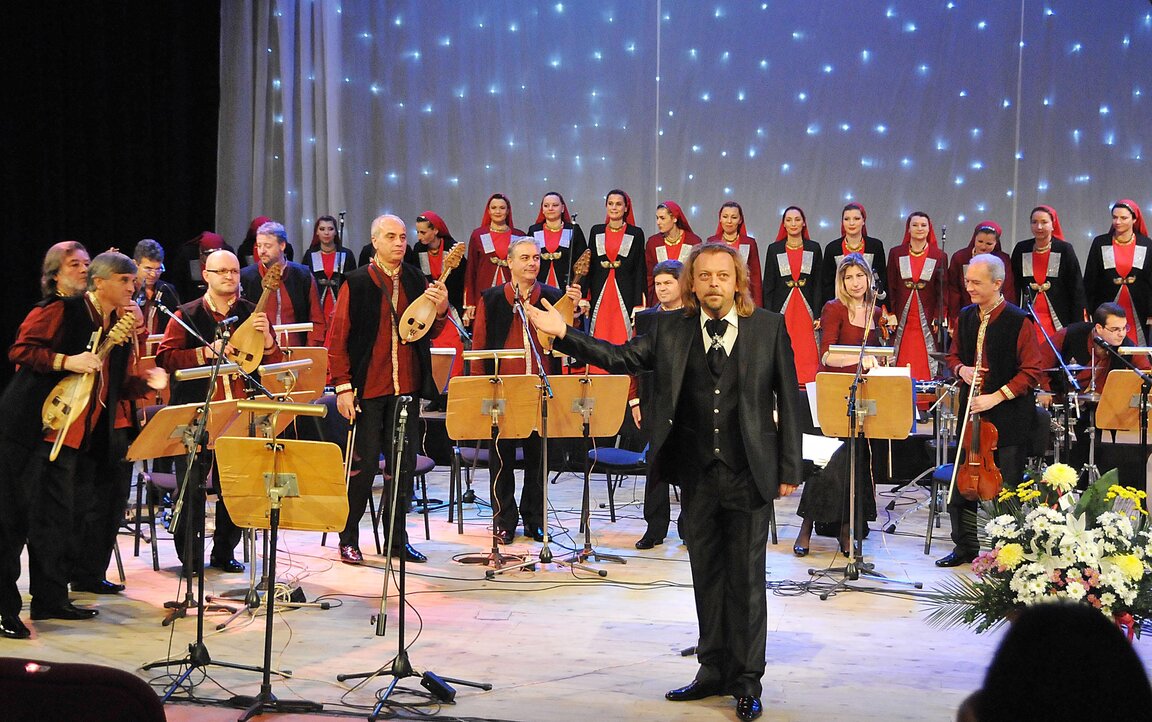 Orchester für Volksmusik des BNR stellt „Musik in Porträts“ vor