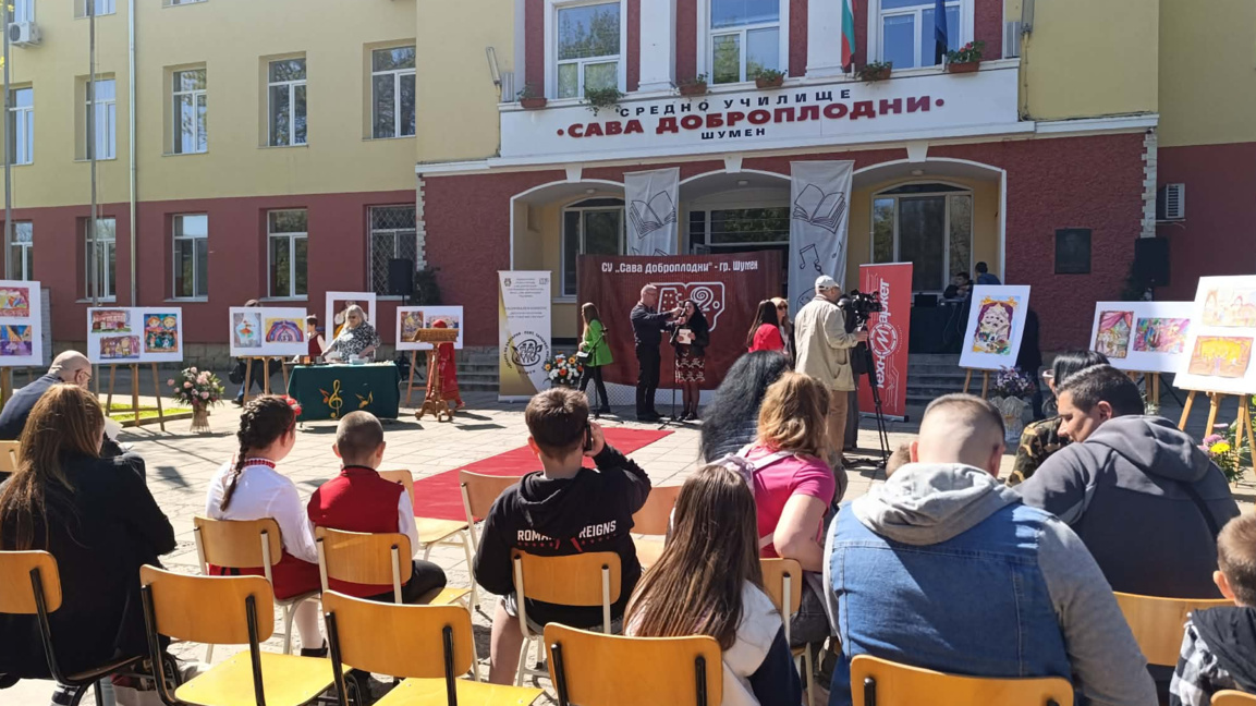 Децата пеят, танцуват и рисуват