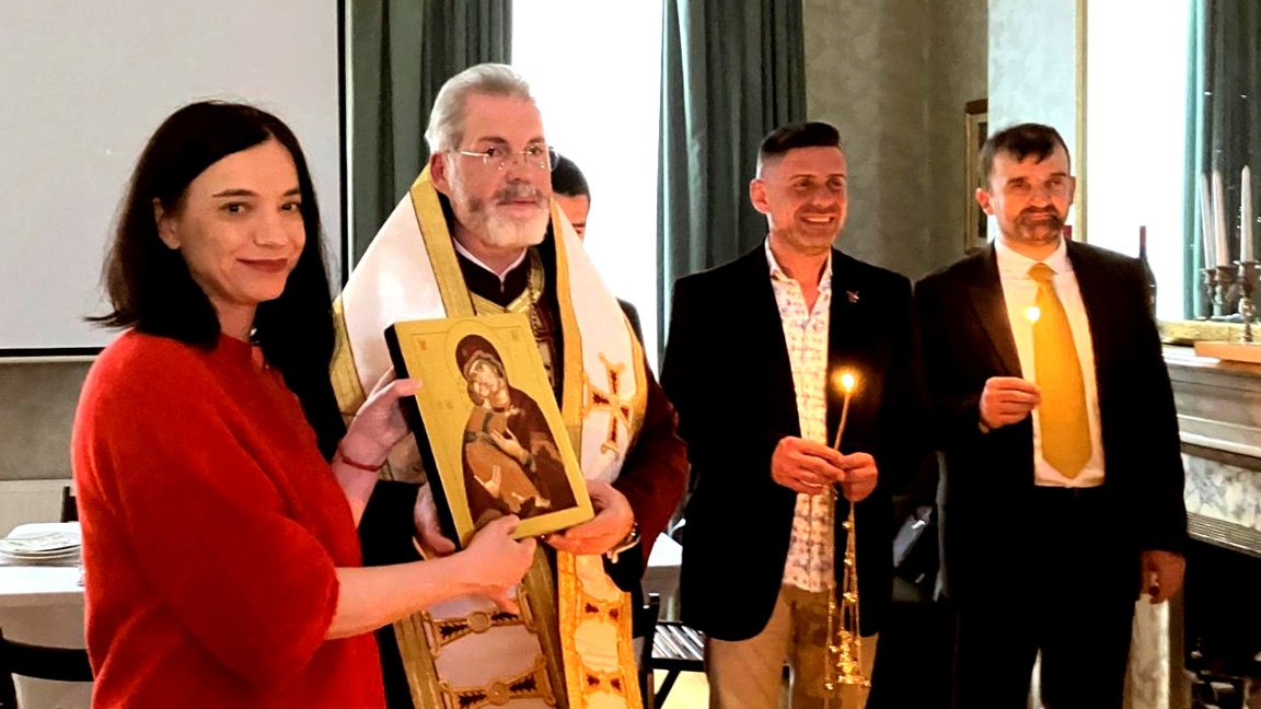 Посланик Ваня Андреева приема дар от митрополит Антоний