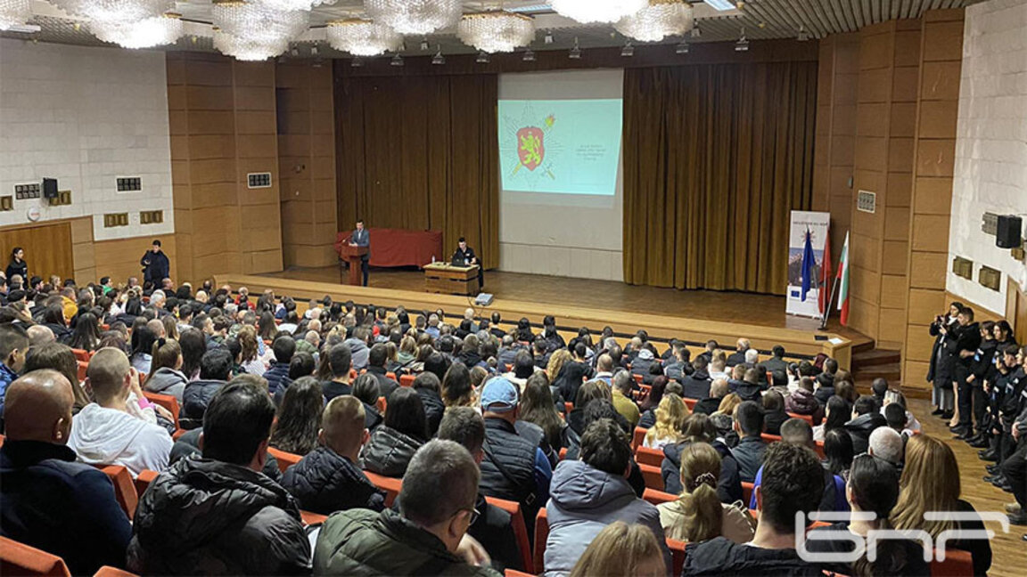 За огромния интерес говори и препълнената зала