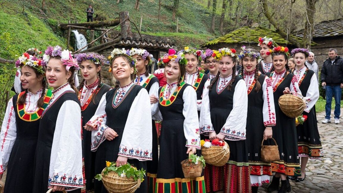 Why is it important for each lazarka girl to participate in the ritual kumichene on Palm Sunday?