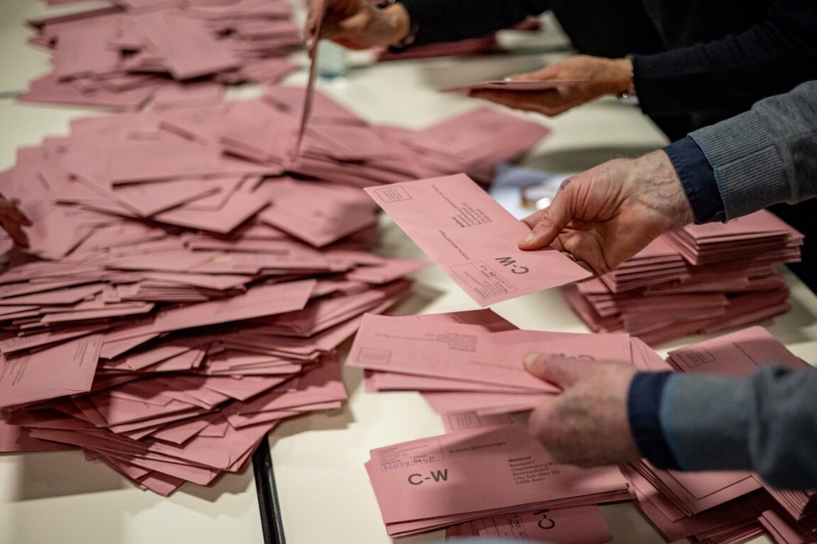 Помощници по изборите подготвят преброяването на бюлетините по пощата за федералните избори в Берлин, Германия, 23 февруари 2025 г. Около 60 милиона души имат право да гласуват на изборите за нов федерален парламент, 21-вия Бундестаг.