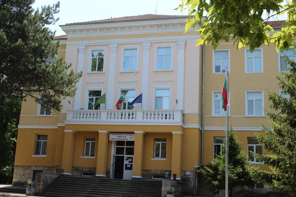 Директорът на Езиковата подаде оставка