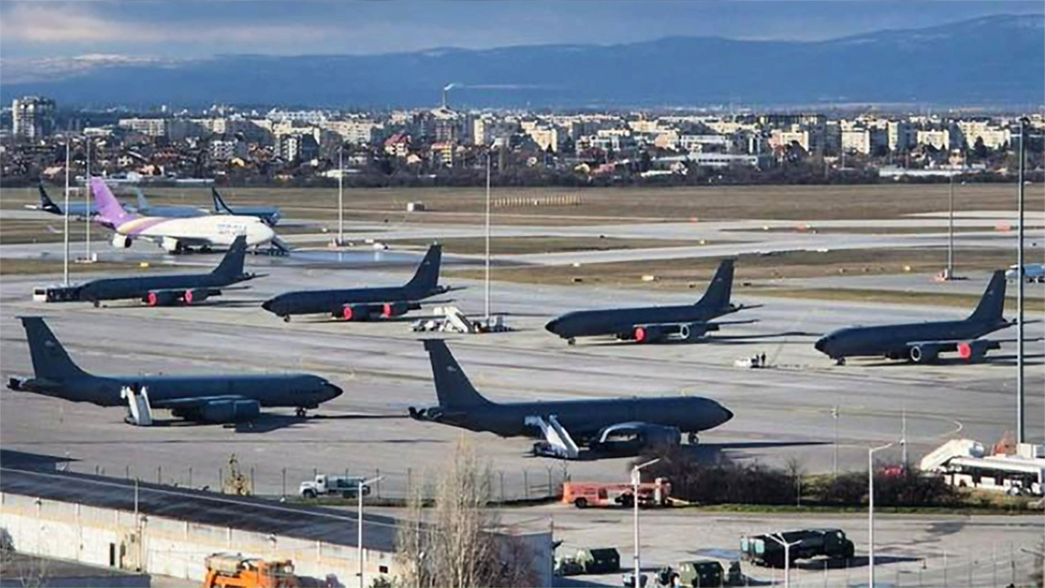 Des avions militaires américains sont en attente à l'aéroport de Sofia