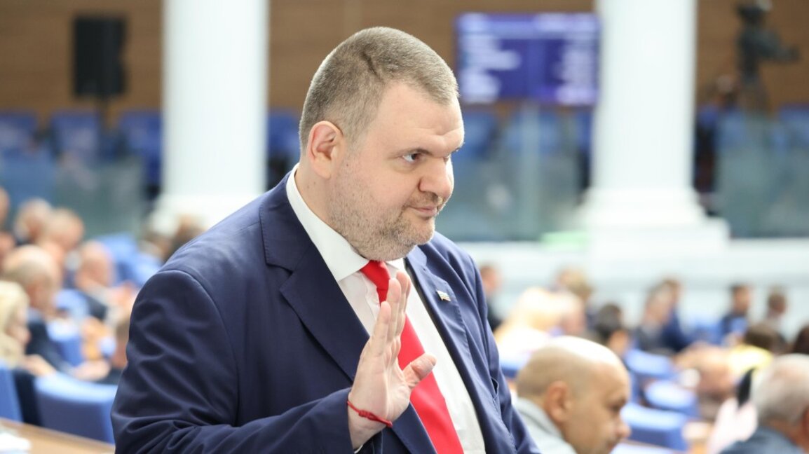 Пеевски с писмо до финансовия министър. Иска 110 лв. коледни добавки за пенсионерите