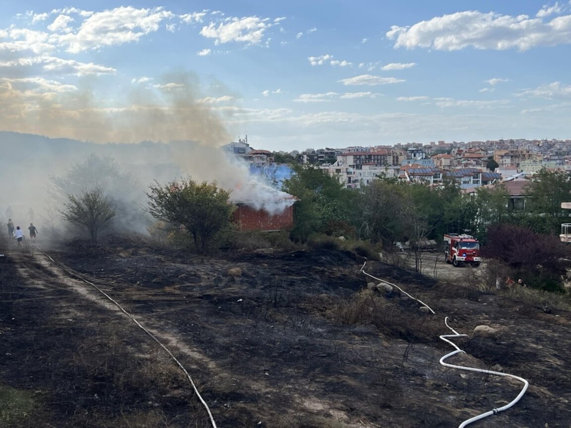 Два пожара пламнаха и бяха загасени в областта
