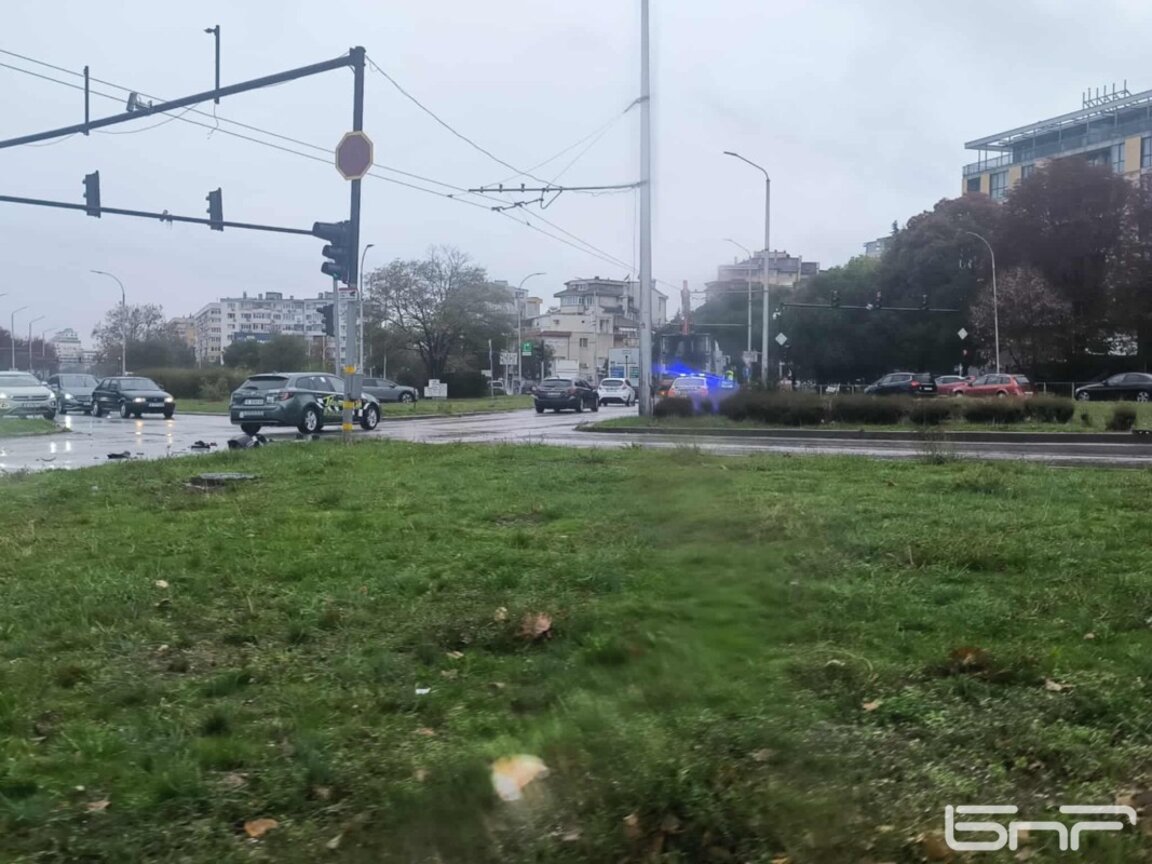 Светофар се счупи на бул. "Осми приморски полк" и предизвика задръстване в района на спирка "Явор"