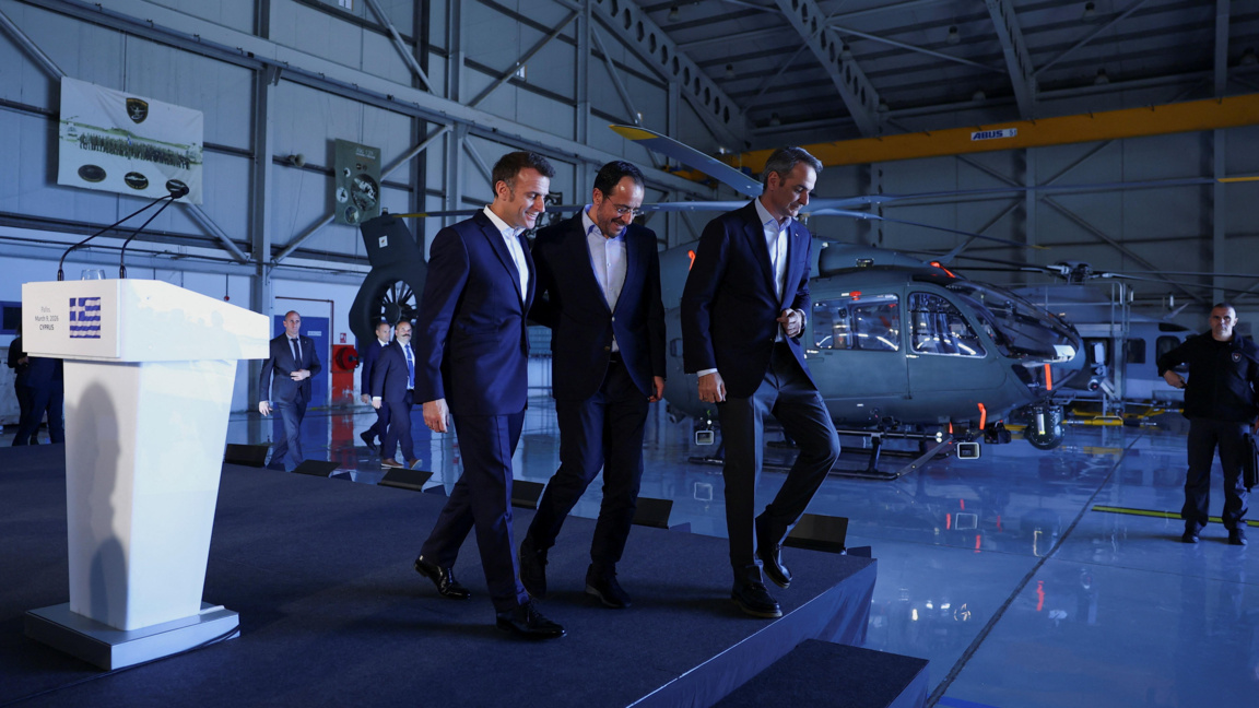 Френският президент Еманюел Макрон (вляво), кипърският президент Никос Христодулидис (в средата) и гръцкият премиер Кириакос Мицотакис си тръгват след съвместна пресконференция на военното летище в Пафос, Кипър, 9 март 2026 г.