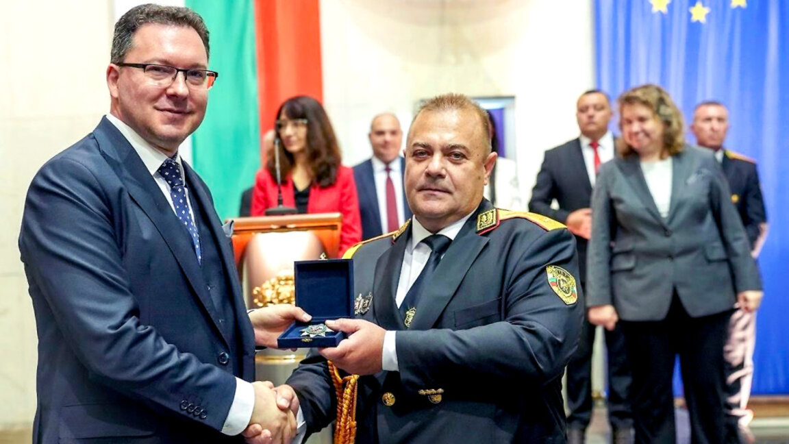 Директорът на ОДМВР – Бургас е отличен с почетен знак „За доблест и заслуга“