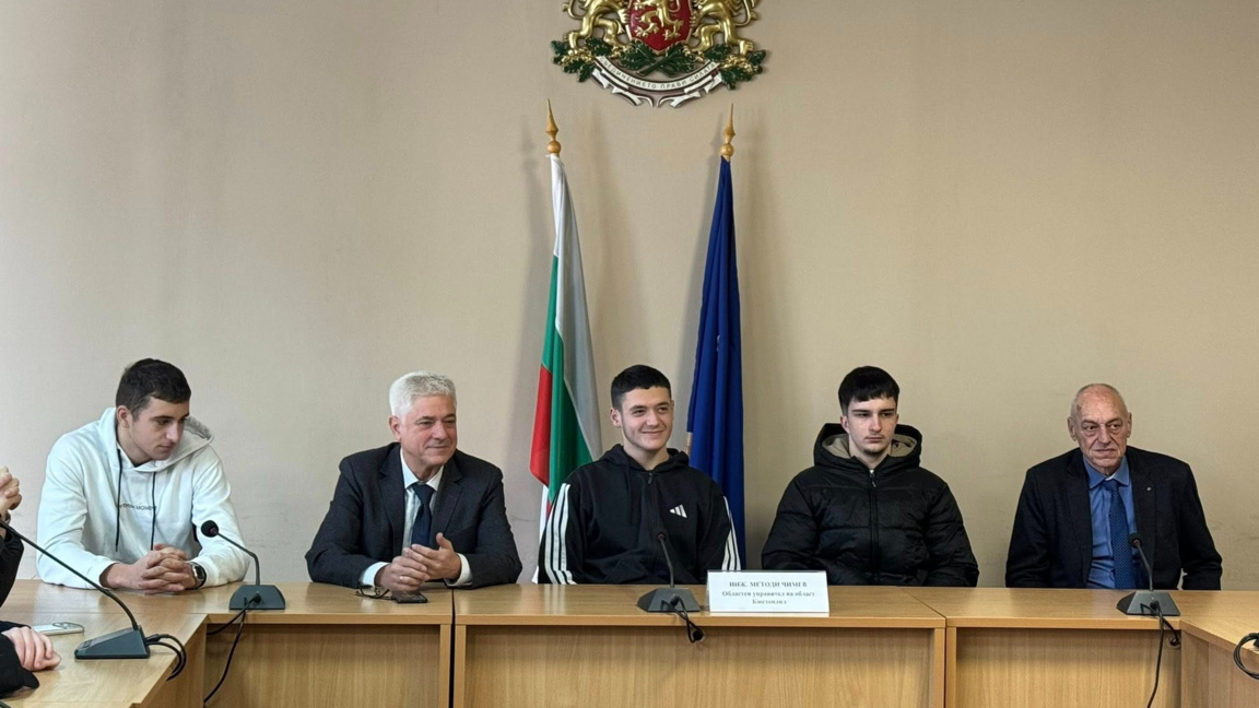 Ученици от Кюстендил гостуваха на областния управител
