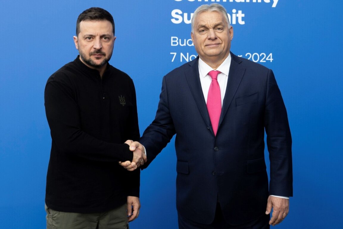 Президентът на Украйна Володомир Зеленски (вляво) и министър-председателят на Унгария Виктор Орбан по време на срещата на европейските лидери в Будапеща - 7 ноември 2024