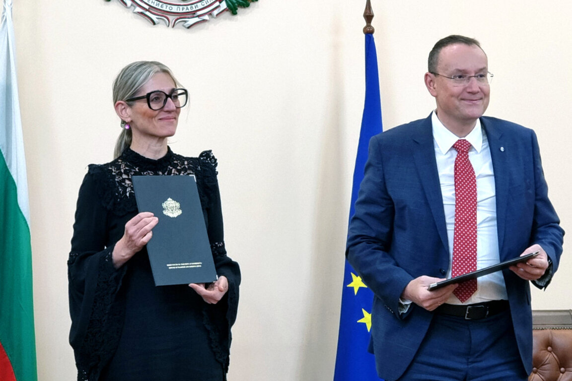 Служебният министър на транспорта и съобщенията Красимира Стоянова и председателят на борда на директорите и главен оперативен директор на „Шкода Транспортейшън“ и „Шкода Вагонка“ Петър Новотни.