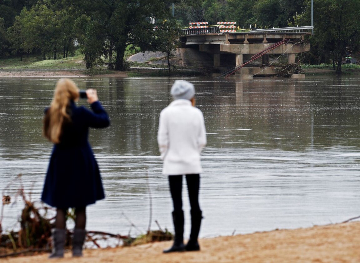 Най-малко 13 жертви на наводнения в Тексас