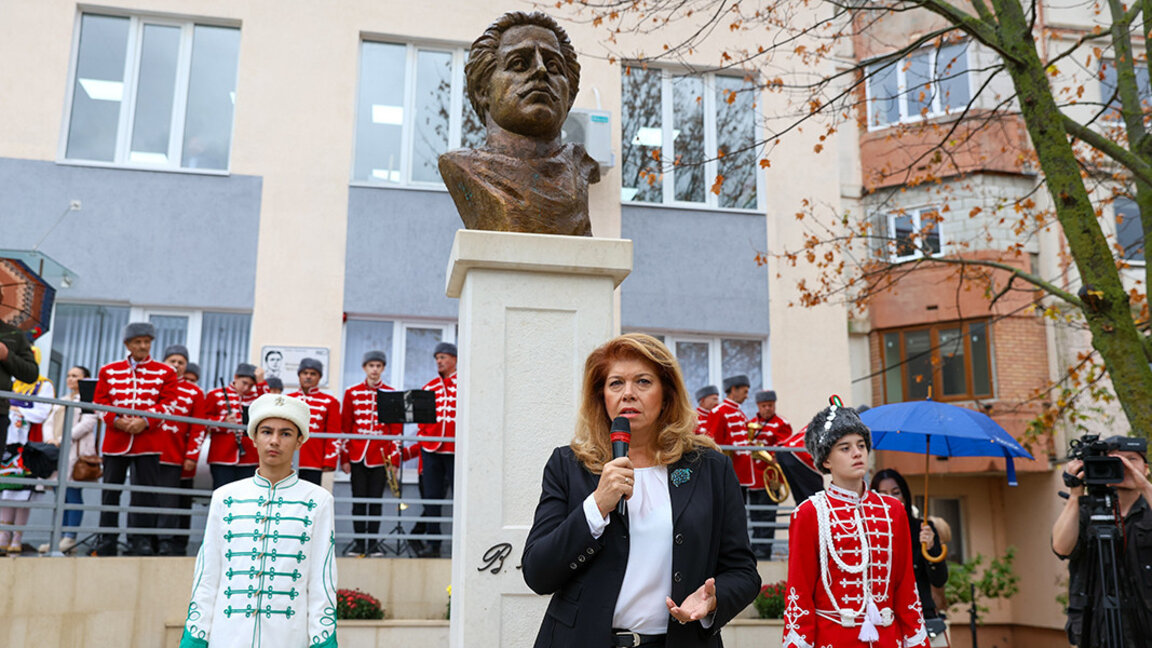 Iliana Yotova la dezvelirea monumentului dedicat lui Vasil Levski în Taraclia, în 2023